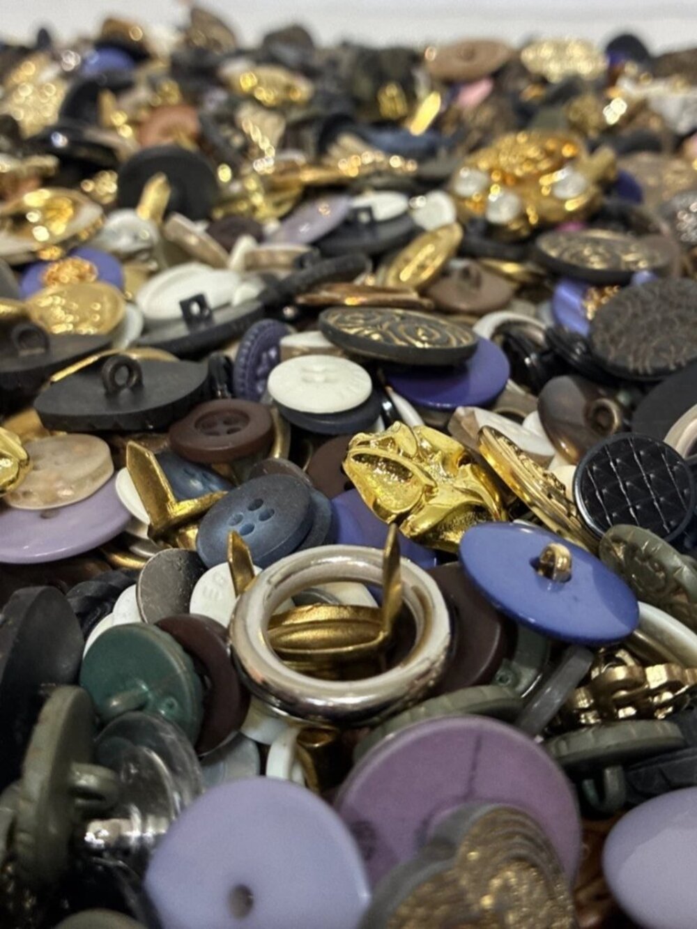 9.5 lbs of Mixed Buttons - for Therapy, Fun and Crafts - Picture 12 of 16